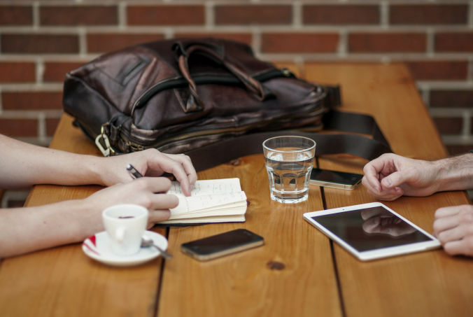 Deux personnes autour d'une table